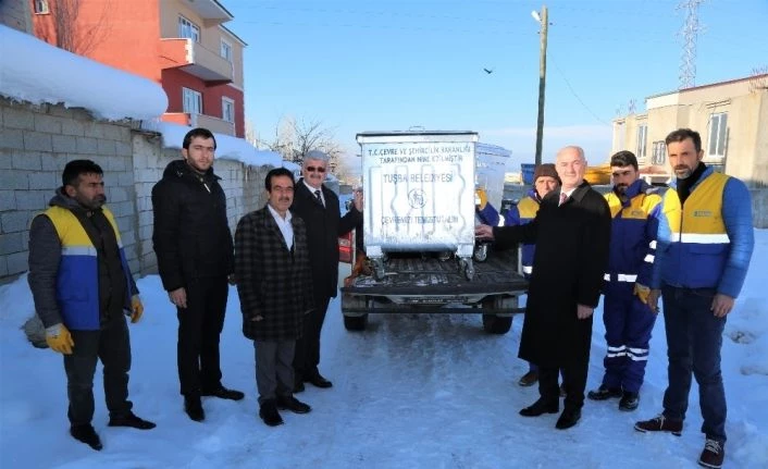 Tuşba Belediyesi’nden çöp konteyneri dağıtımı