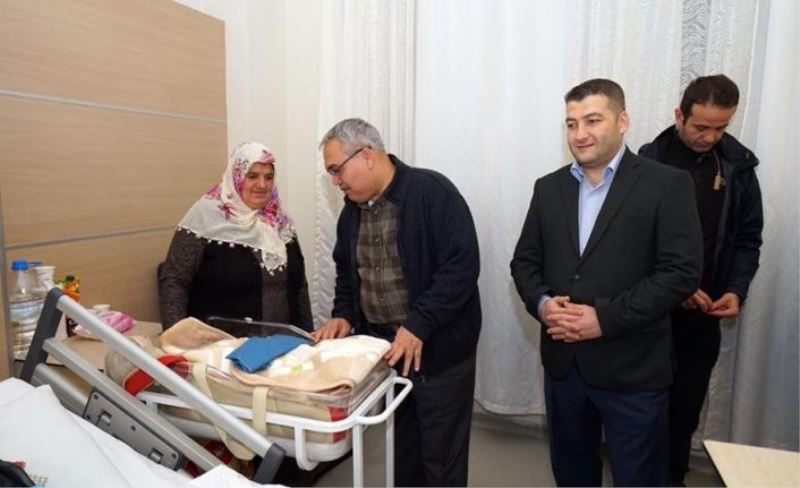 Vali Gündüzöz, yılın ilk bebeklerini ziyaret etti