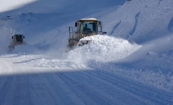 Van- Bahçesaray yolunda yol genişletme çalışmaları
