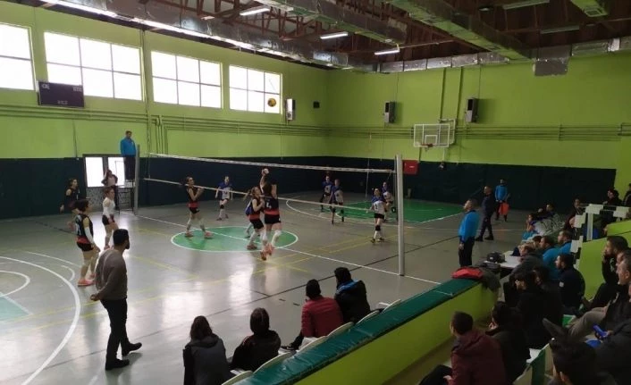 Van büyükşehir belediyesi kadın voleybol takımı 2. sıraya yerleşti