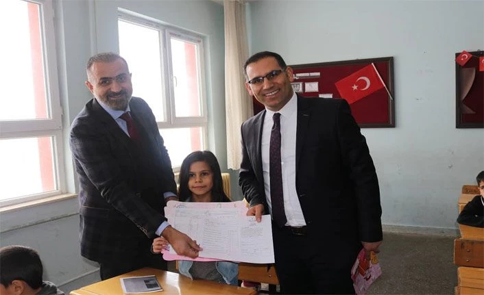 Van Gürpınar'da veliler de öğrencilerle birlikte karne aldı