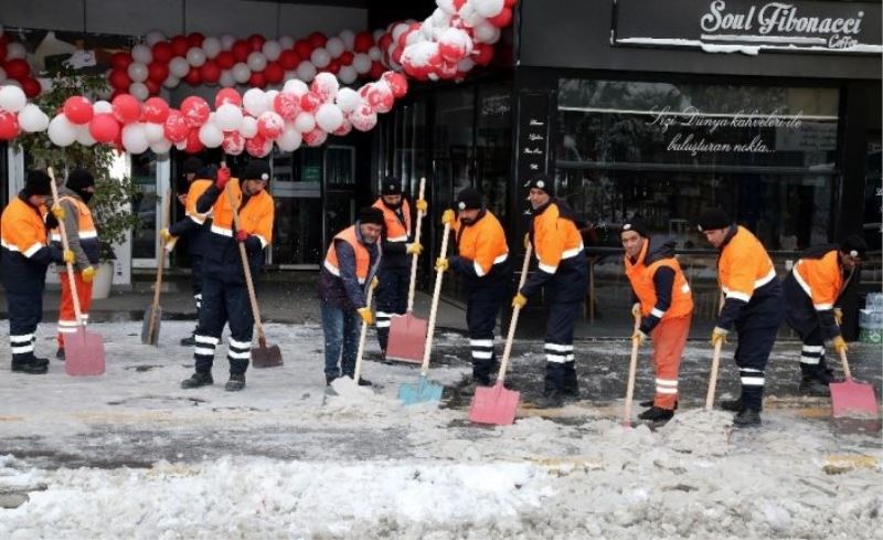 Van’da geceli gündüzlü karla mücadele çalışması