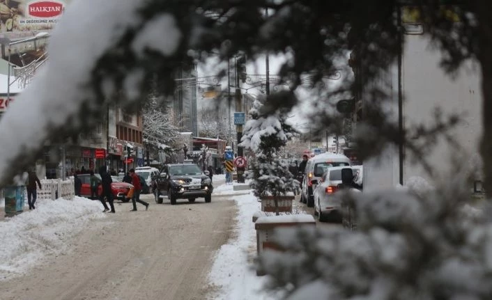 Van’da kar yağışı nedeniyle uçak seferlerinde rötar
