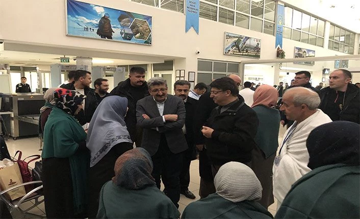 Van’da umre ödülü kazanan ve  umreye giden öğrenciler uğurlandı