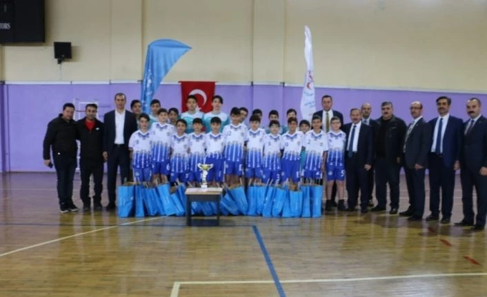 Voleybolcular ödüllendirildi