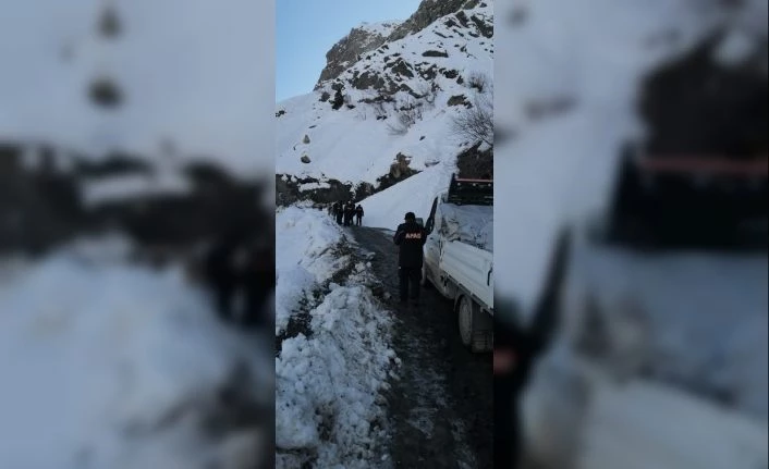 Yardım konvoyuna çığ engeli