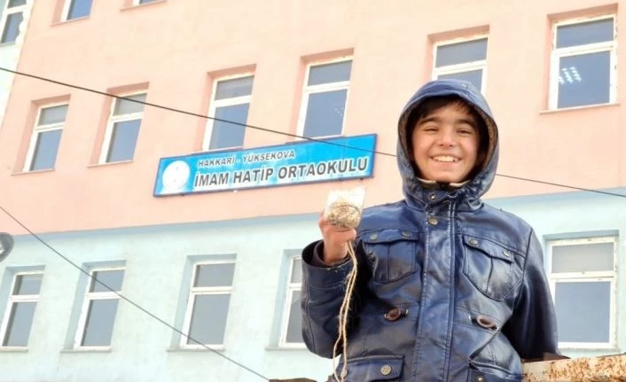Yüksekovalı öğrenciler kuşlar için yemlik yaptı