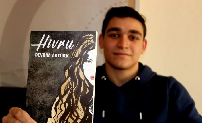 20 yaşında kitap yazdı, taleplere yetişemiyor