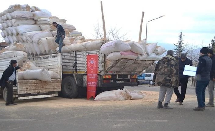 69 ton kaba yem depremzede çiftçilere verildi