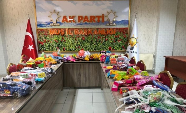 AK Parti üyelerinden depremzede çocuklara oyuncak