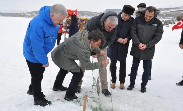 Bakan Ersoy Eskimo usulü balık tuttu