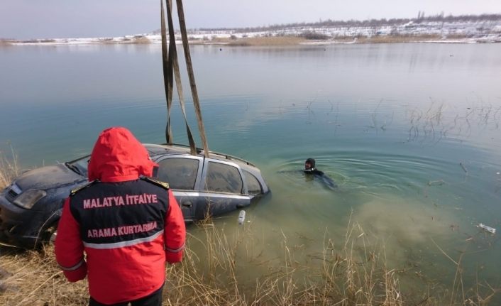 Baraj gölüne düşen otomobilden son anda kurtarıldılar
