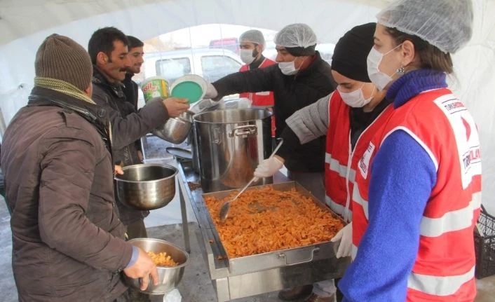 Başkale’de deprem bölgesinde yaralar sarılıyor