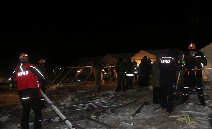 Başkale’de depremzedeler için çadırlar kuruluyor