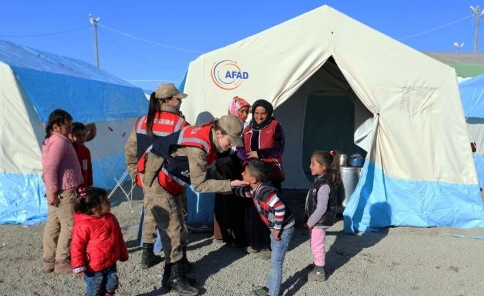 Başkale’deki depremzedelerin yaraları sarılıyor