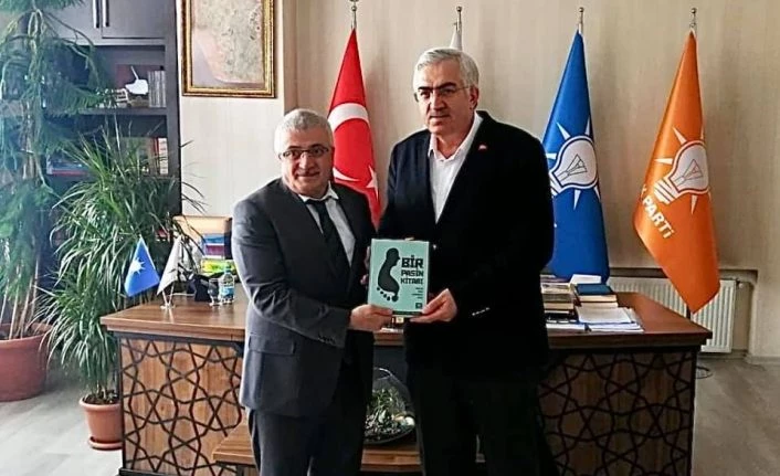 Başkan Dölekli, Ak Parti İl Başkanı Öz’e "Bir Pasin Kitabı"nı hediye etti