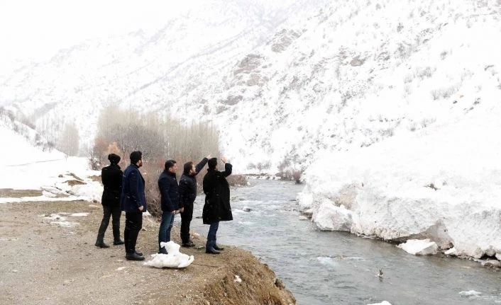 Çatak Belediye Başkanı Şeylan, çığ bölgesinde incelemelerde bulundu