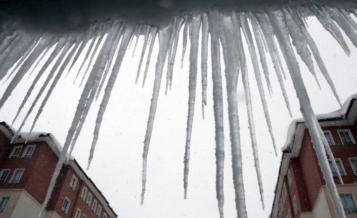 Bitlis’te buz sarkıtlarının boyu üç metreyi geçti
