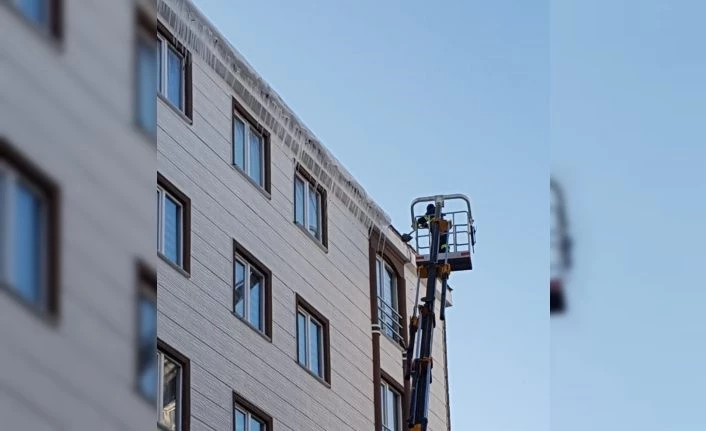 Buz sarkıtları temizlendi