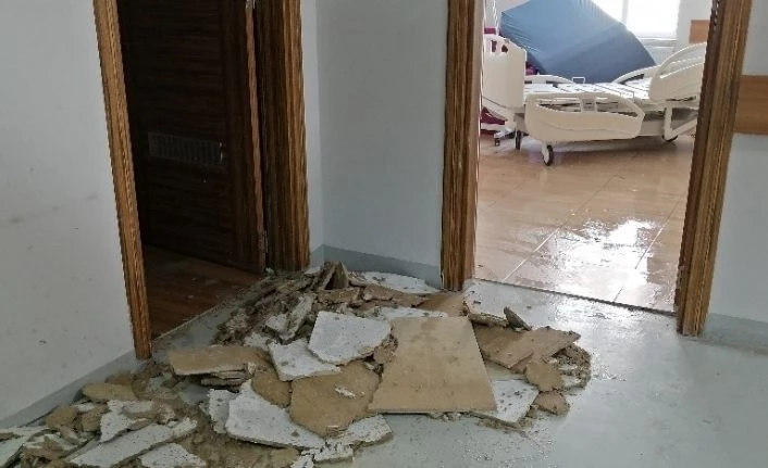 Çatıdaki kar eriyince üniversite hastanesini su bastı