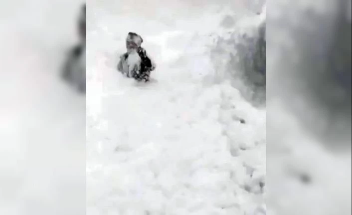 Çatıdaki karı temizlerken az daha canından oluyordu