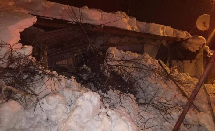 Van'da çatıdan düşen kar içeride mahsur bıraktı