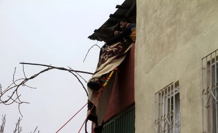 Çatıdan düşen şahıs, AFAD’ın operasyonu ile kurtarıldı