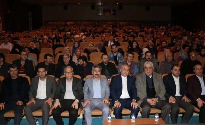 “Cevizin Kabuğunu Kırmak” konulu konferans düzenledi