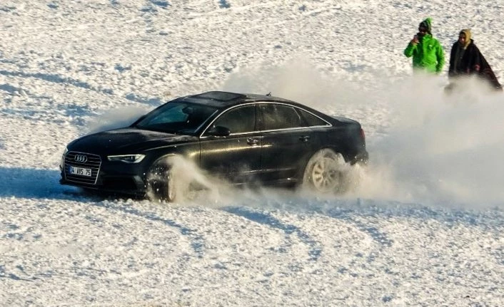 Çıldır’da buz üstünde heyecanlı drift