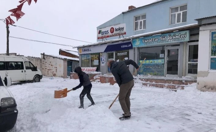 Çıldır’da yoğun kar yağışı hayatı olumsuz yönde etkiledi