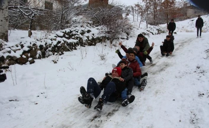Çocuklar poşetle kayarak karın ve tatilin keyfini çıkardı