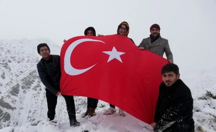 Dalgalandırdıkları Türk bayrağı ile Yunan Vekil Lagos’u kınadılar