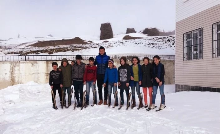 Demir ve tahtadan yaptıkları kayaklarla kaydılar