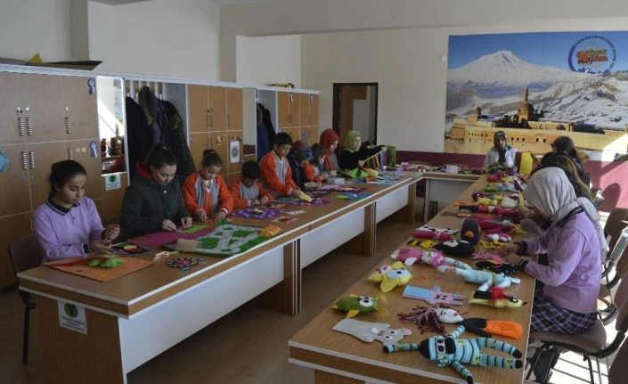 Deprem bölgesindeki çocuklara oyuncak yapıp, gönderdiler