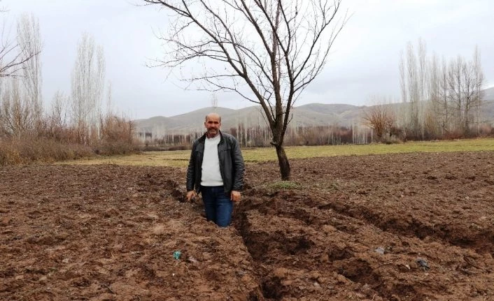 Deprem sonrasında oluşan dev yarıklar tedirgin ediyor