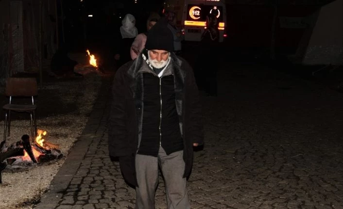 Depremde felçli adamın yürümeye başladığı iddiası