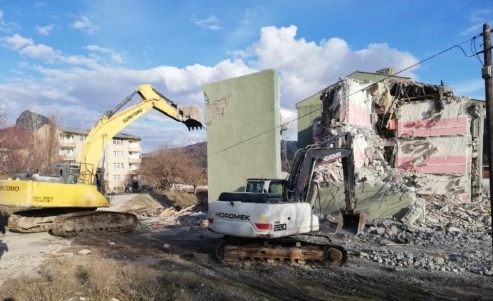 Depremde hasar alan 2 okulun daha yıkımına başlandı