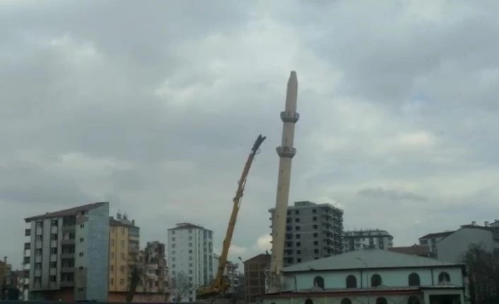 Depremde hasar gören minare böyle yıkıldı