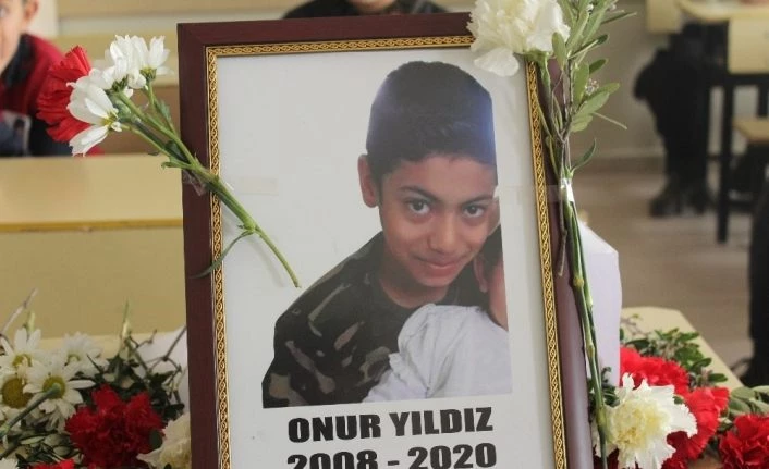 Depremde yaşamını yitiren Onur’a yazılan şiir herkesi ağlattı