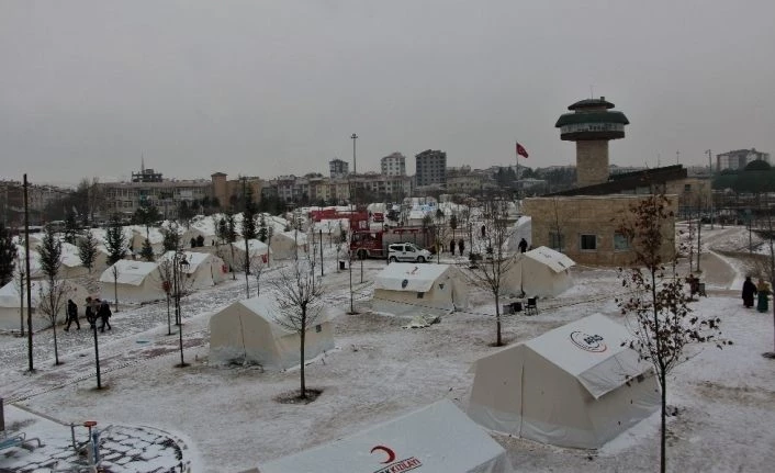 Depremin vurduğu Elazığ’da kar etkisini gösterdi