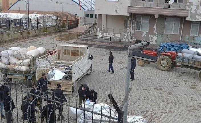 Depremzede çiftçilere 25 ton kaba yem dağıtıldı