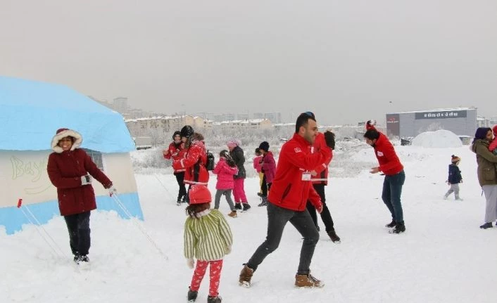 Depremzede çocuklar kartopu oynayarak eğlendi