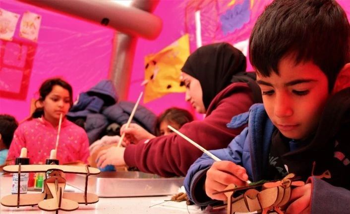 Depremzede çocuklara gönüllü öğrencilerinden destek