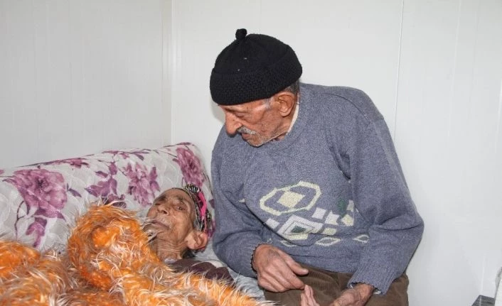 Depremzede yaşlı çift konteynere yerleşti