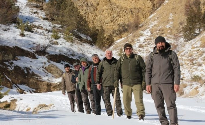 Doğaseverlerin karda trekking keyfi