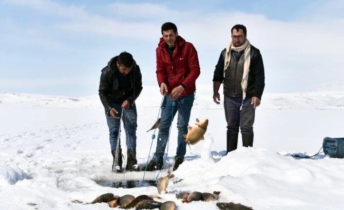 Donan Nazik Gölü’nde Eskimo usulü balık avı