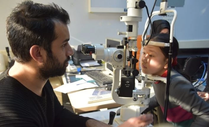 Düzensiz göçmen çocukları göz sağlığı taramasından geçirildi
