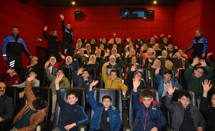 Elazığ polisi, depremzede çocukları sinemaya götürdü