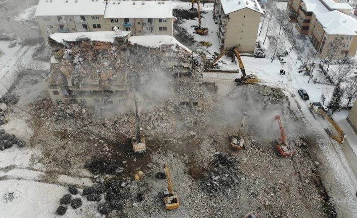 Elazığ’da ağır hasarlı yapıların yıkımı sürüyor