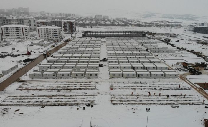 Elazığ’da kar altında konteyner kent kurulumu aralıksız devam ediyor